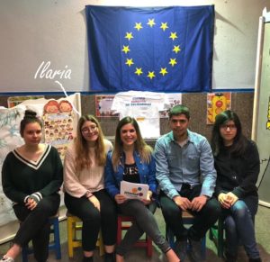 Ilaria con altri volontari e la bandiera dell'Europa